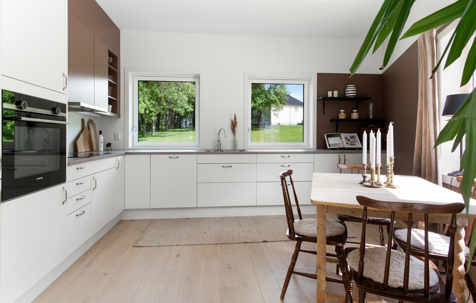 Ved det ene vinduet er det en egen spiseplass for hyggelige frokoster og rolige morgenstunder med kaffekoppen i hånda. Galleribilde