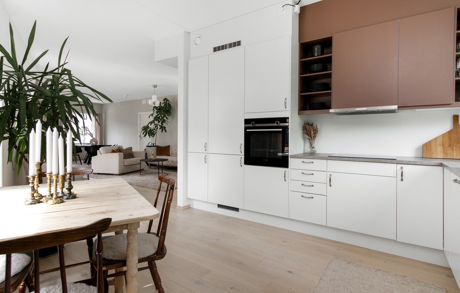 Over deler av benken har kjøkkenet belysning, og over kokesonen er ventilator med integrert komfyrvakt. Galleribilde