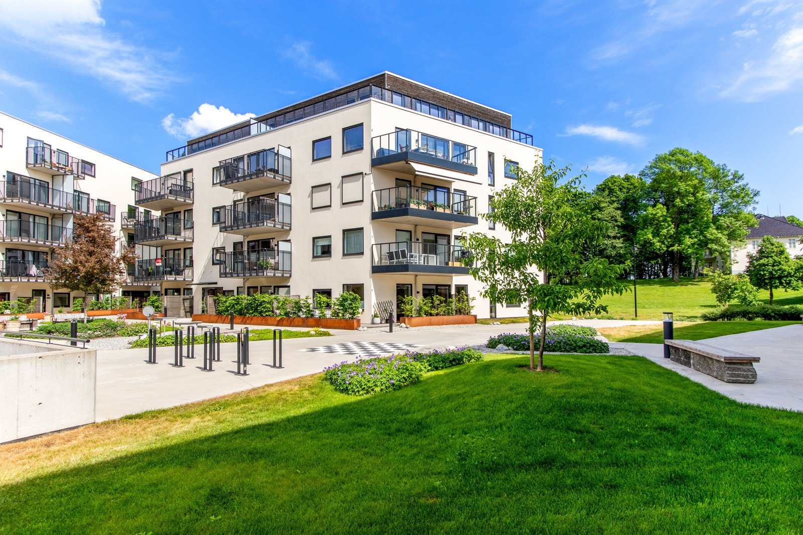 Beliggenheten er utmerket, med gangavstand til alt man trenger i hverdagen. Kombinasjonen av bynære og naturskjønne omgivelser gjør Teieparke til et godt sted å bosette seg. Galleribilde