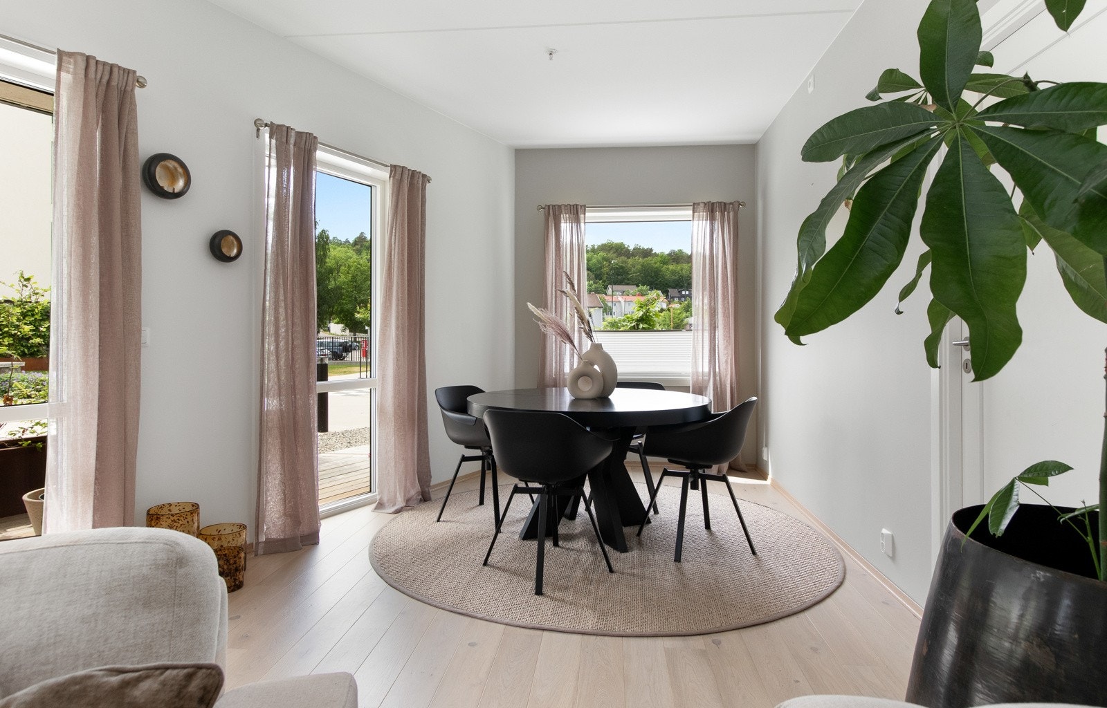 I tillegg til sofagruppe har stuen plass til to spisebord i hver sin ende av rommet. Galleribilde