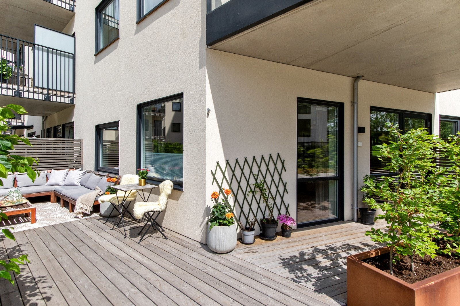 Leiligheten ligger fint til på hjørnet i 1. etasje, der en stor og herlig markterrasse innbyr til hygge hele sommeren. Galleribilde