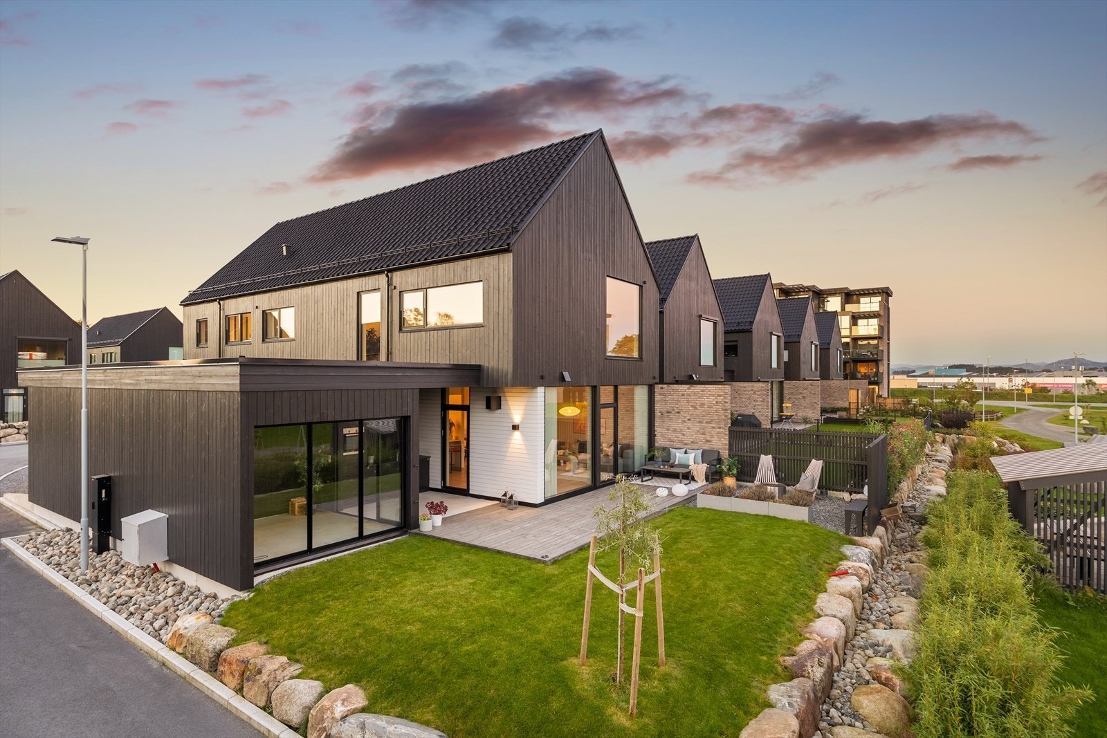 Velkommen til Lunden 35! Lekker og eksklusiv enebolig i fremste utsiktsrekke mot Kleppeloen med gode solforhold. Galleribilde