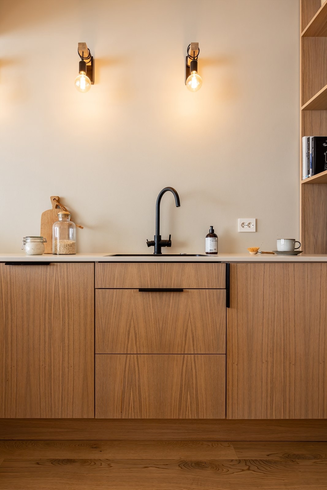 kjekke detaljer om stein benkeplate i lys utførelse - fin belysning med lamper og spotter Galleribilde