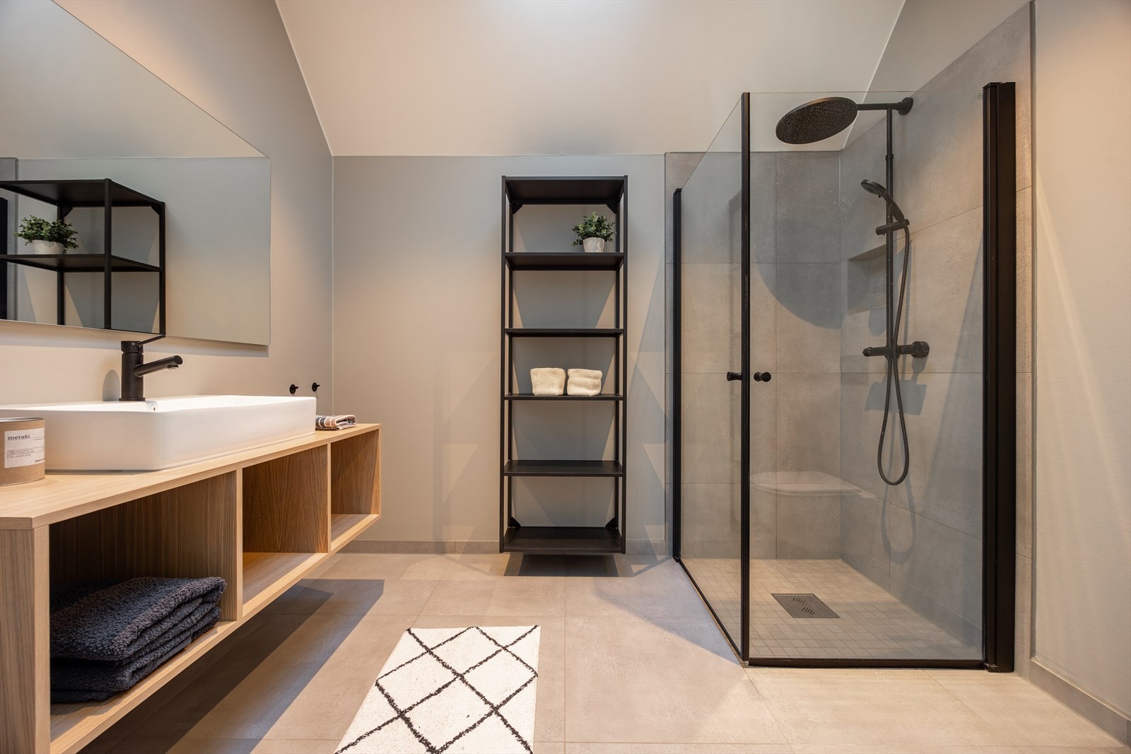 2. etasje: Bad med servant, speil, dusj og vegghengt toalett - godt lys fra takvindu Galleribilde