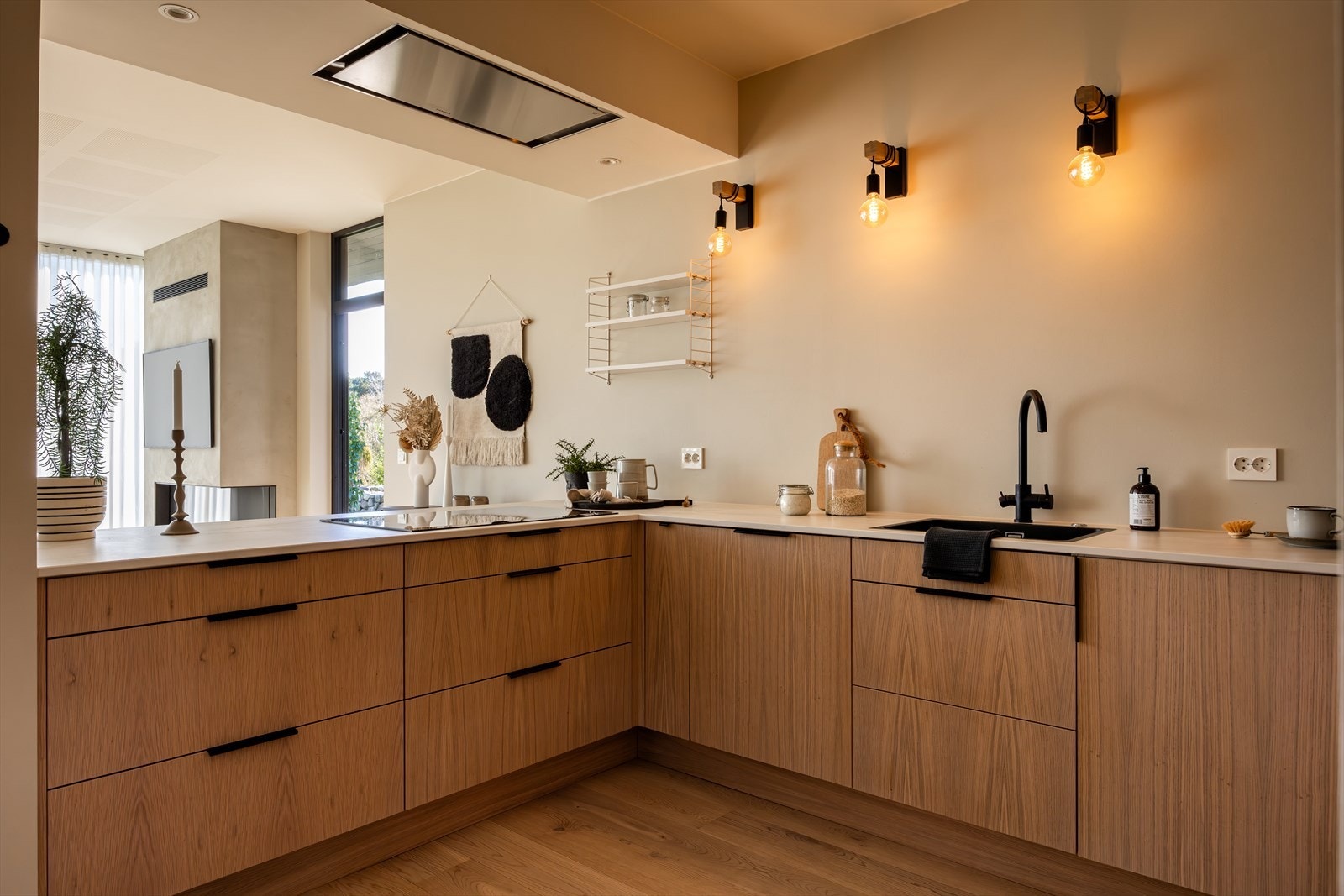 God utforming med gods skap- skuffe- og benkeplass Galleribilde