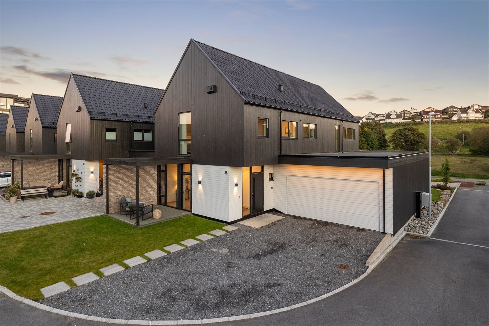 Romslig gårdsrom og dobbel garasje Galleribilde