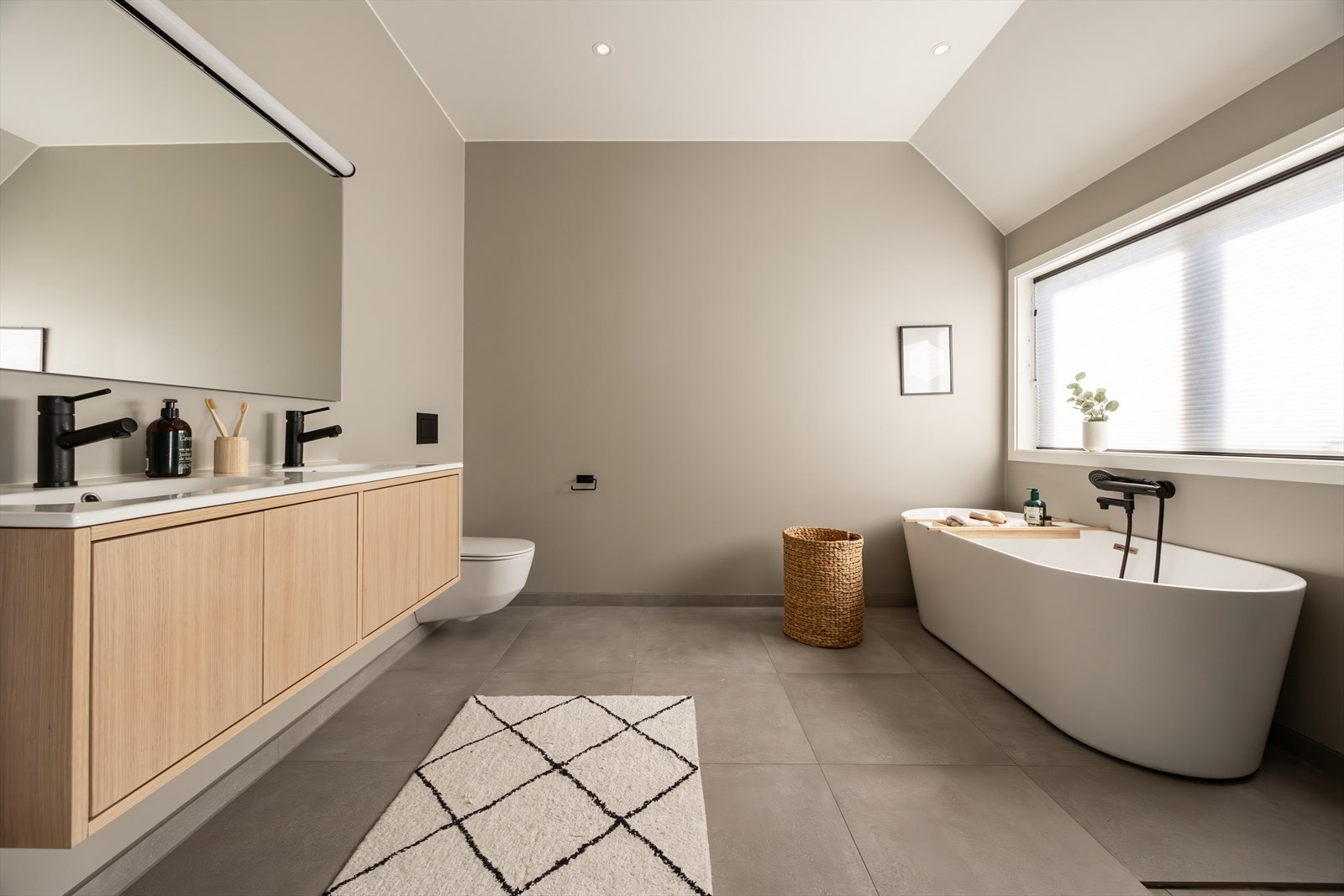 Vegghengt toalett, lekkert badekar og dusj Galleribilde