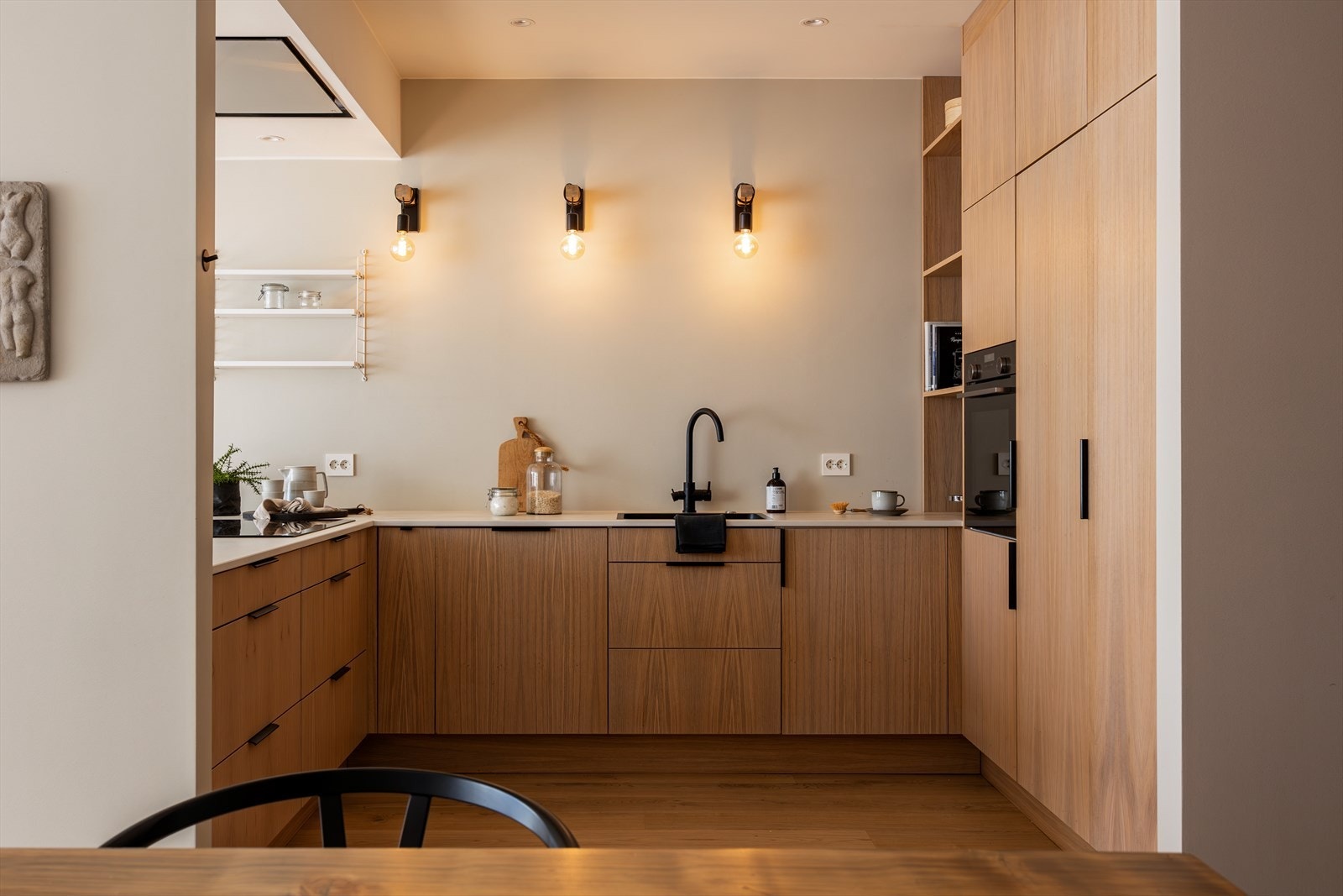 Integrert kjøleskap, komfyr, koketopp og oppvaskmaskin Galleribilde