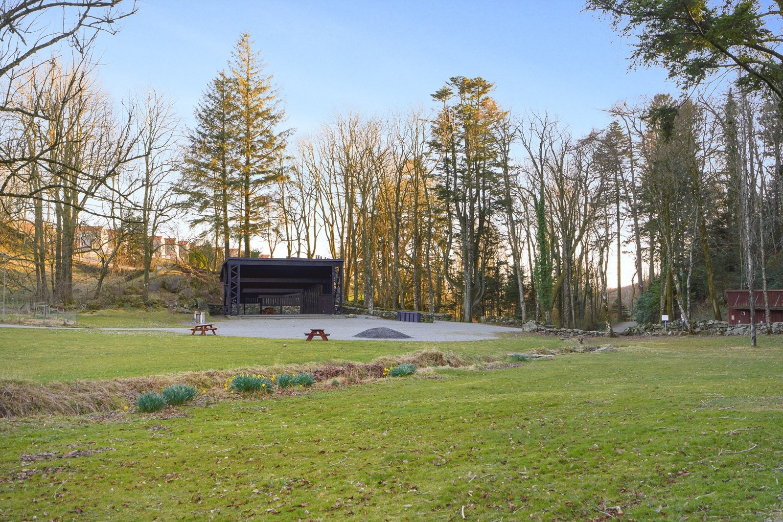 Her bor man i grønne omgivelser med turområde like utenfor Galleribilde