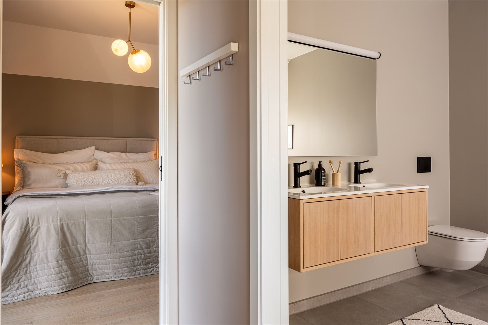 Voksenavdeling med soverom, garderobe og bad Galleribilde