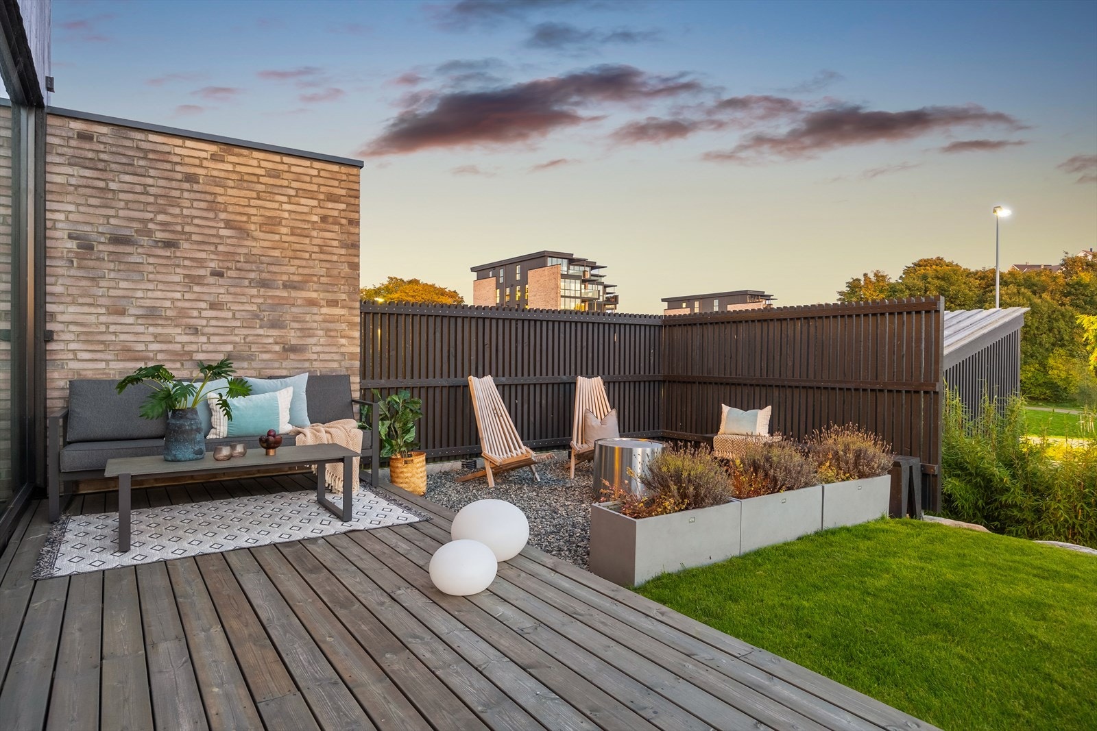 Godt uteareal med terrasse, hagestue, område for bålpanne, plen, gjerde og beplanting Galleribilde