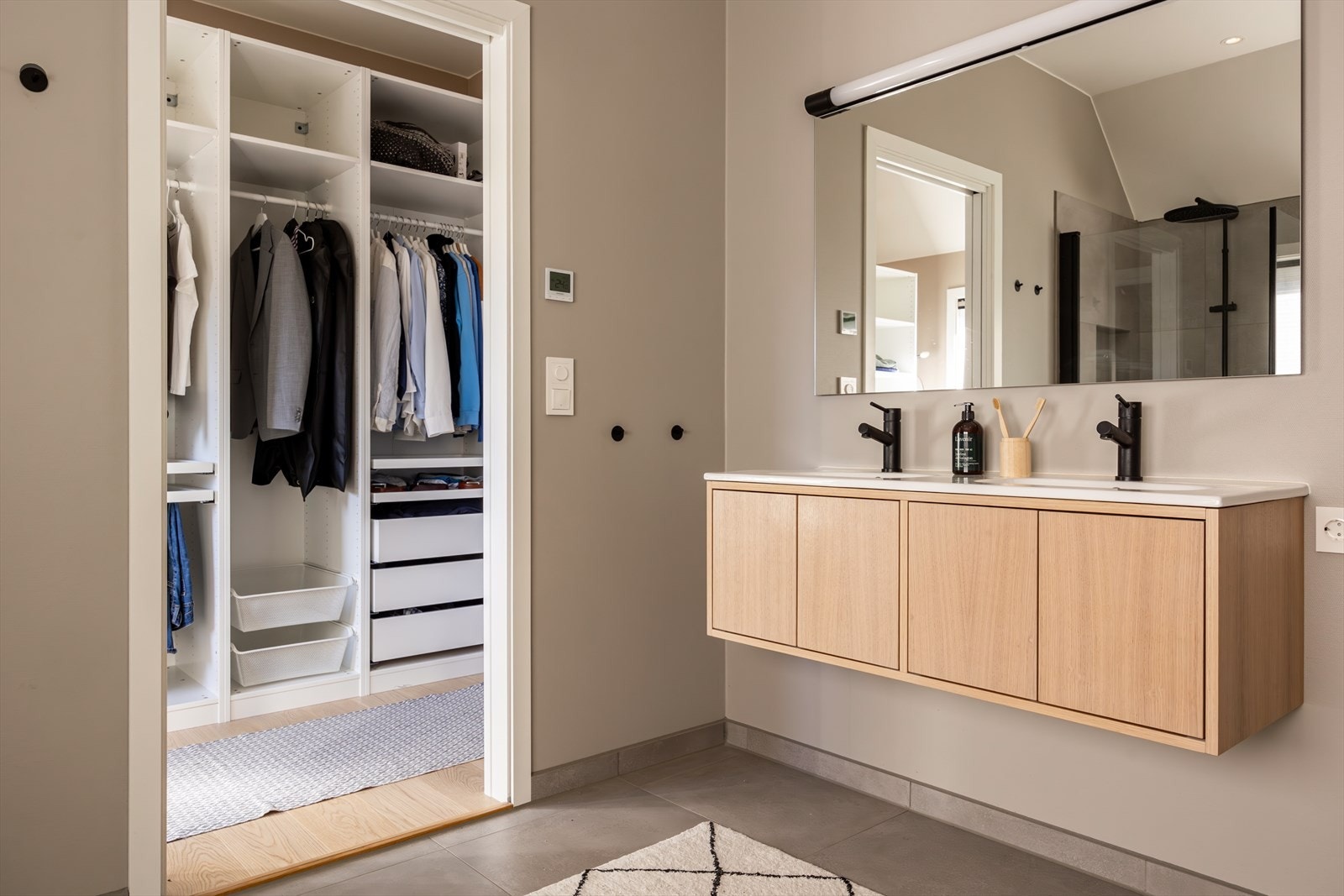 Lekekrt bad med innredning fra Bjerks trevare - dobbel servant - speil med belysning Galleribilde