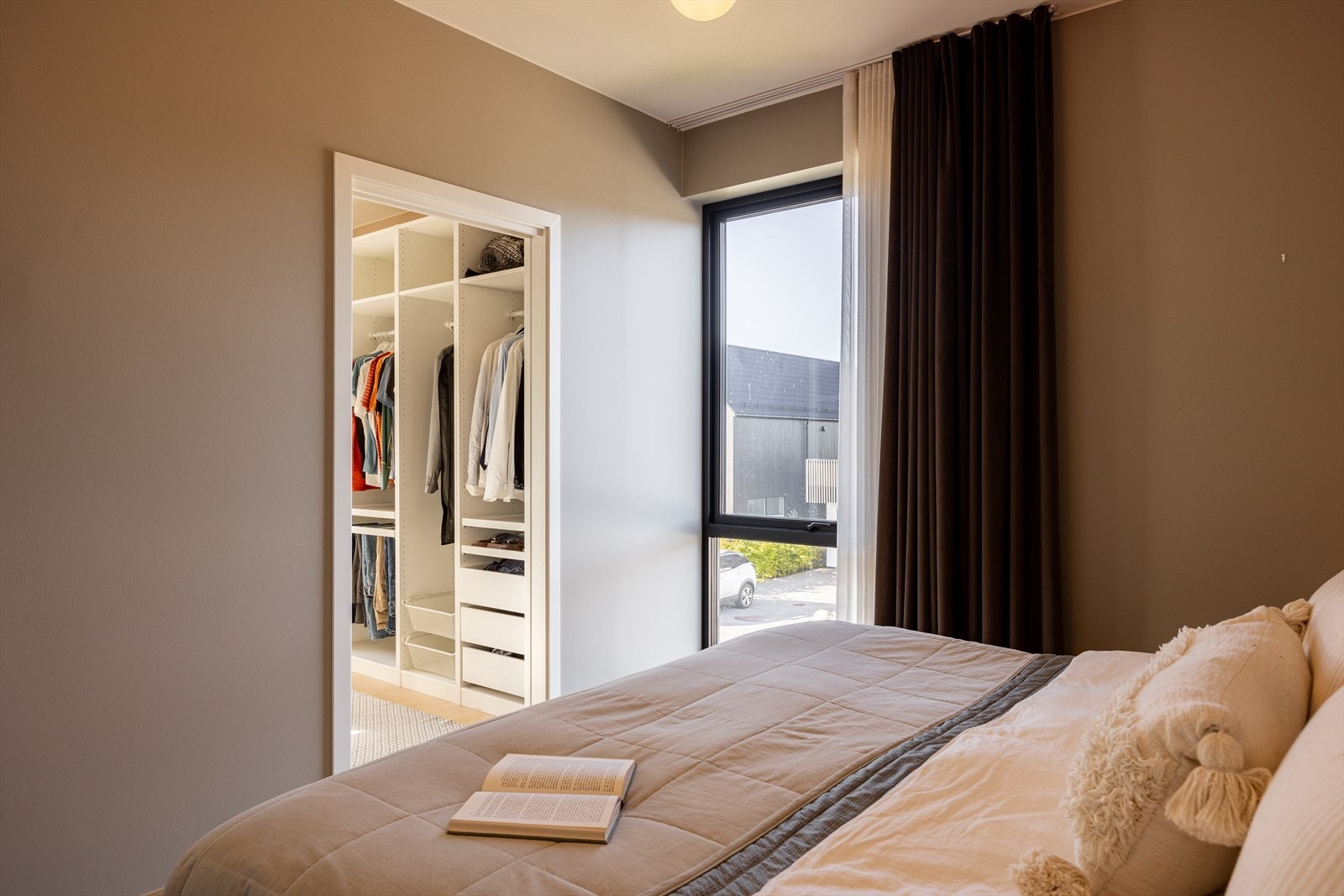 Hovedsoverommet har plass til garderobeskap i tillegg har det garderoberom som går videre inn til privat bad. Galleribilde