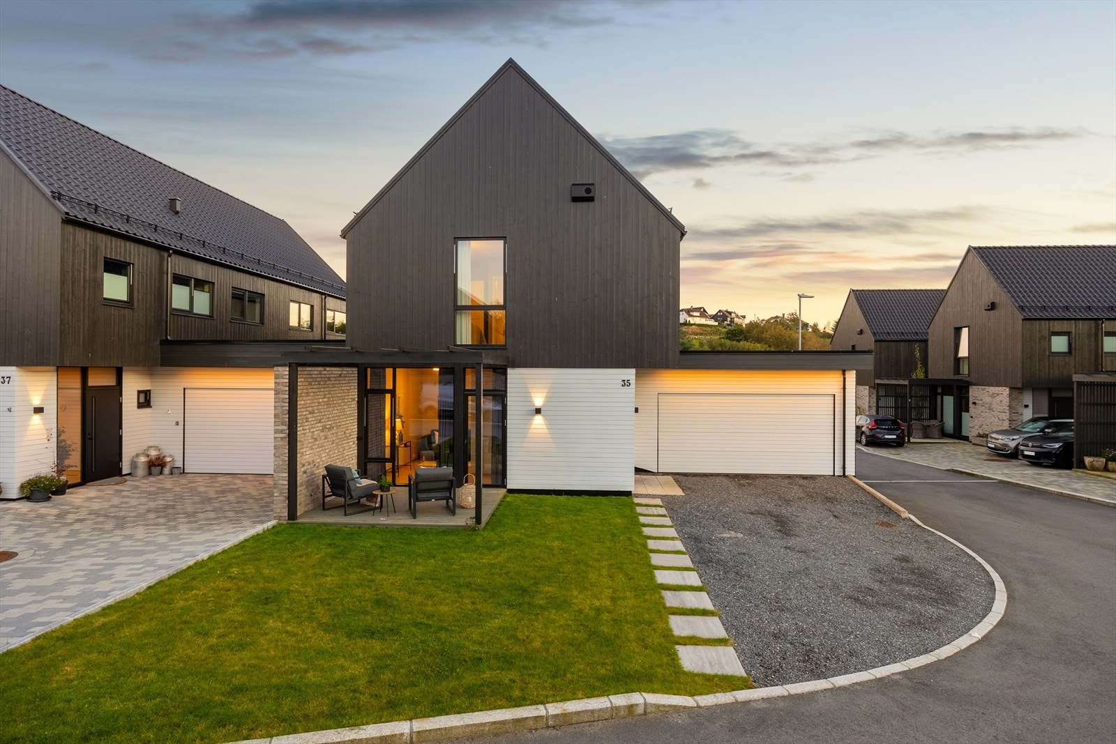 Uteområde på begge sider av boligen Galleribilde