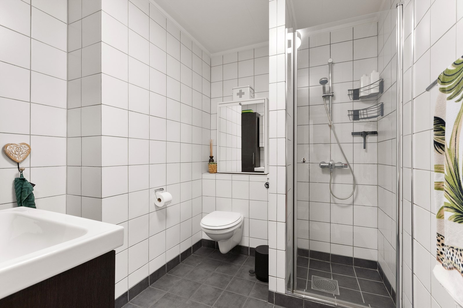 Fliser på vegg og gulv. Adskilt dusjnisje. Varme i gulv. Opplegg for vaskemaskin. Galleribilde