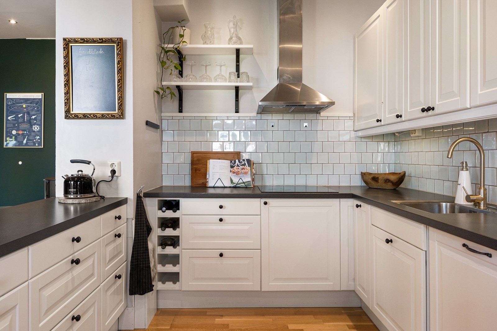 Gode arbeidsflater og godt med skapplass Galleribilde