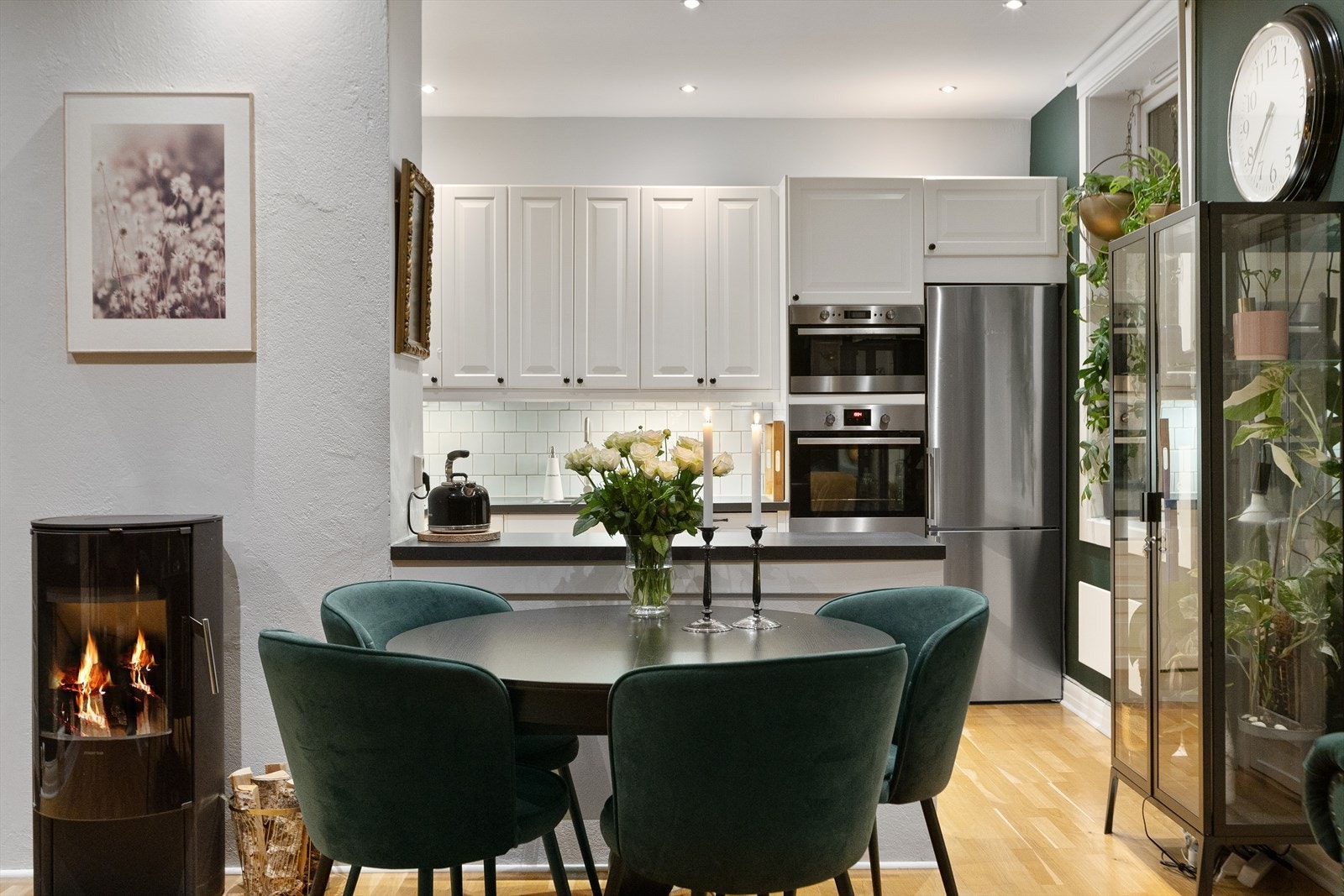 Peisovn i stue. God plass til både sittegruppe og spisebord Galleribilde