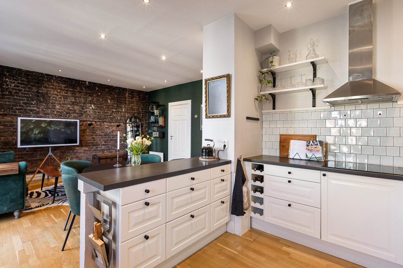 Åpen løsning mellom kjøkken og stue Galleribilde