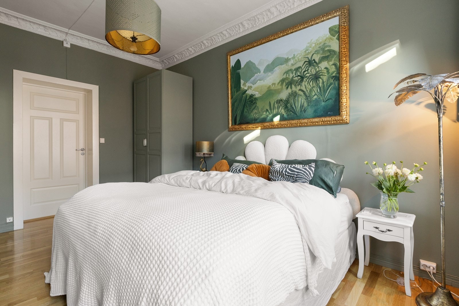 Hovedsoverom med stort medfølgende gardeobeskap. God plass til nattbord på begge sider av sengen Galleribilde