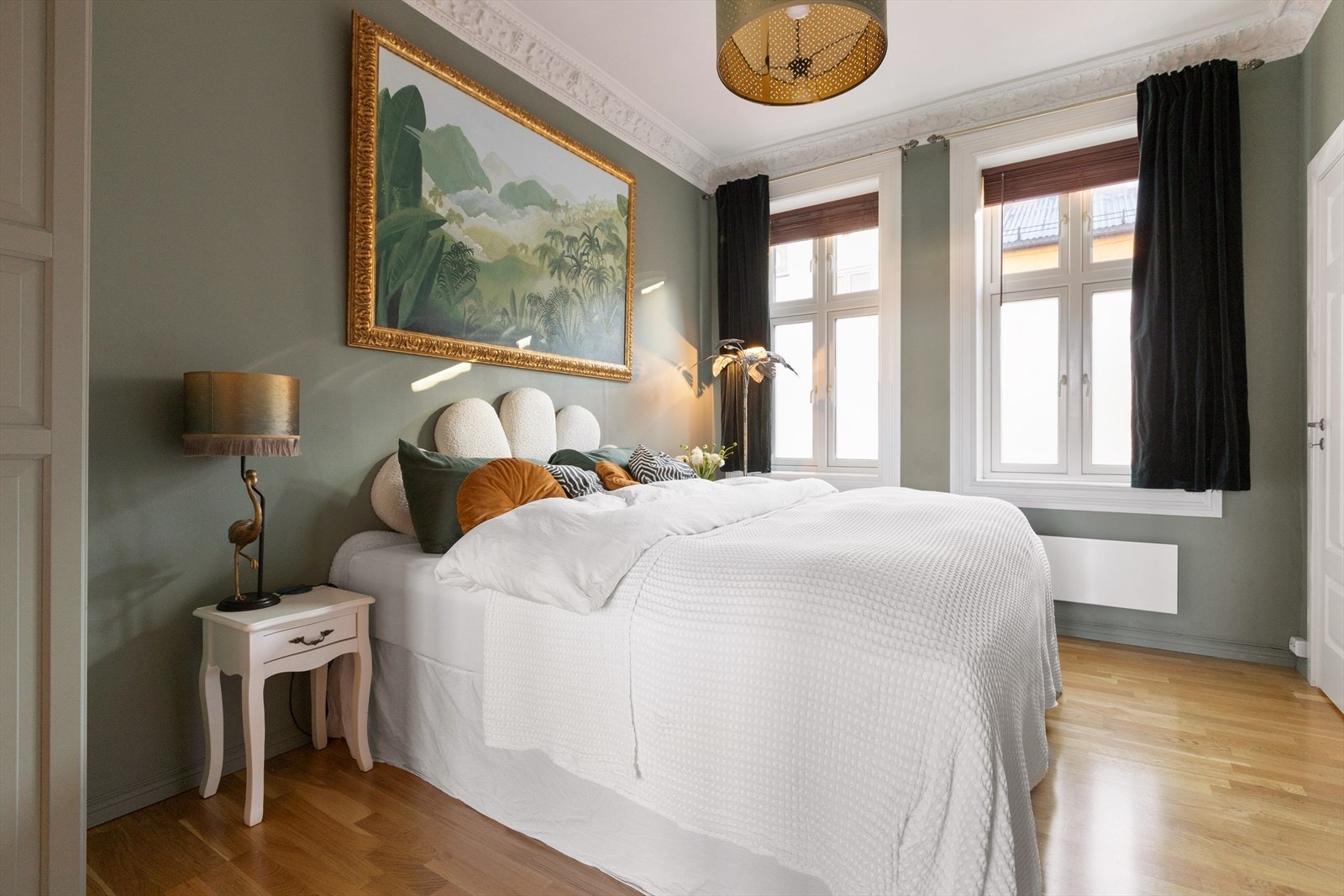 Hovedsoverom har godt med skap og oppbevaringsmuligheter. - Hue taklamper i soverom 1 + soverom 2. Hue bridge medfølger for styring av lys. Galleribilde