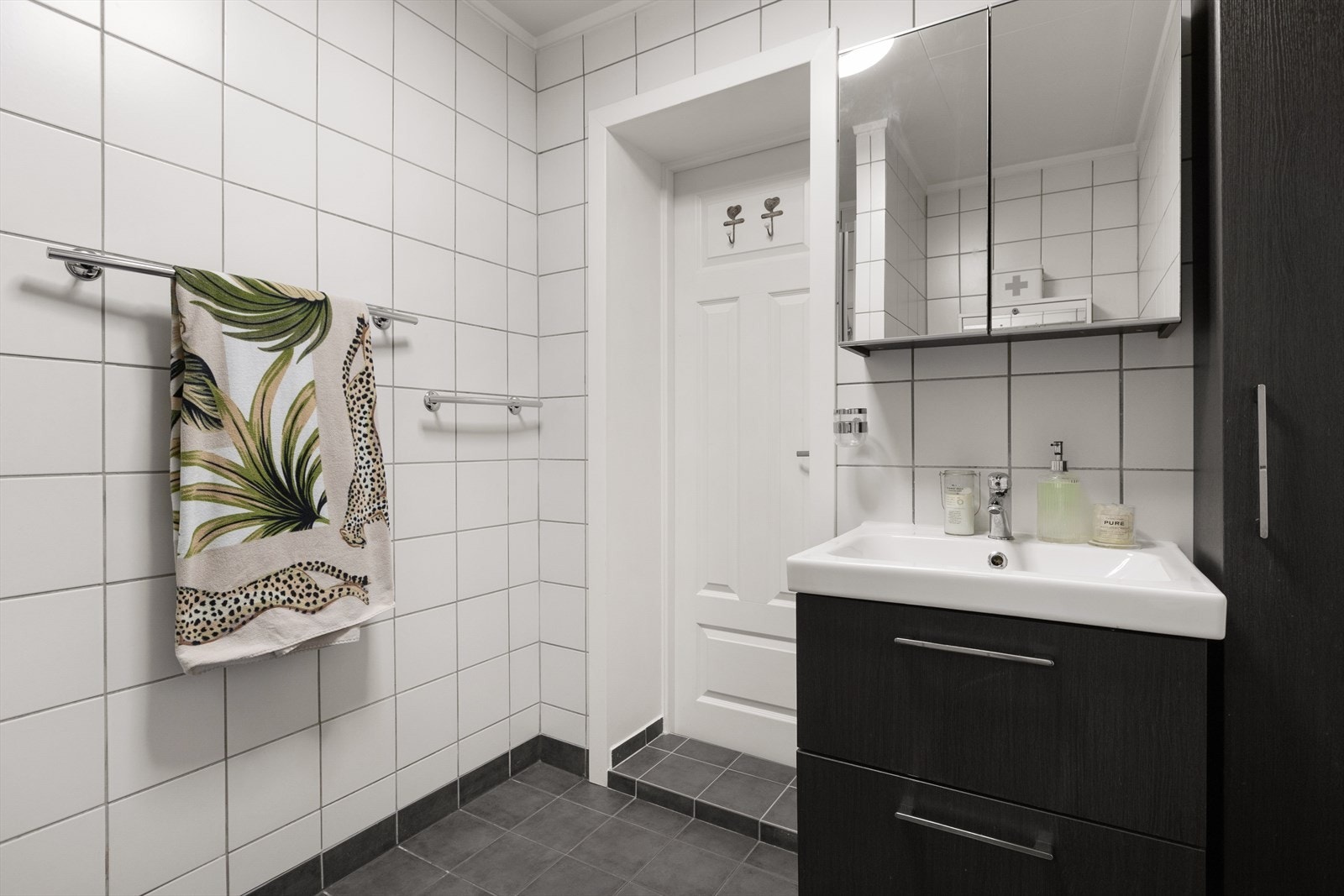 Romslig og pent flislagt bad fra 1997. Ny innredning i 2013. Galleribilde