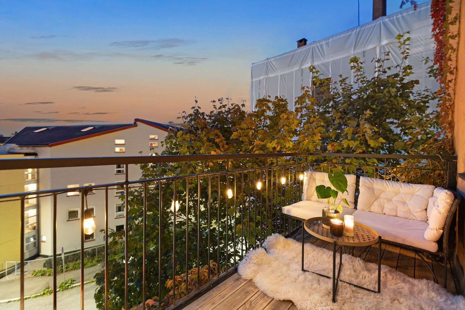 En meget hyggelig balkong. Balkong har sol tidlig ettermiddag til kveld Galleribilde
