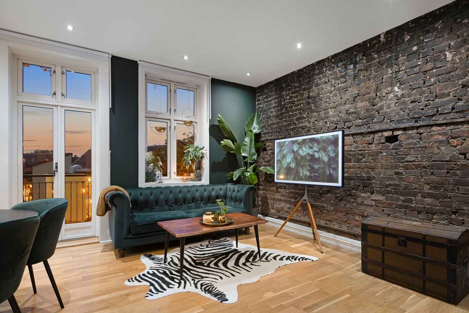 Den blottlagte veggen i stuen bærer på en masse historie og er helt unik. Gir boligen karakter. Galleribilde