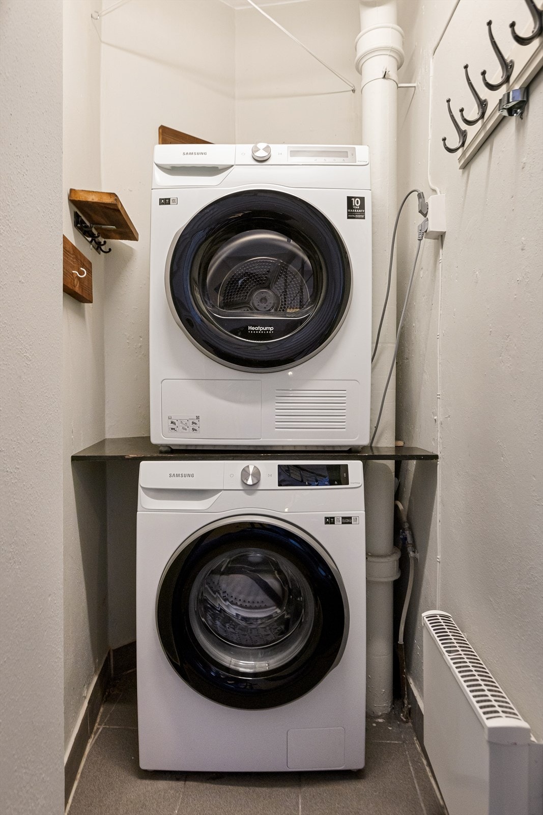 Praktisk bod med plass til vaskemaskin og tørketrommel i trapp Galleribilde