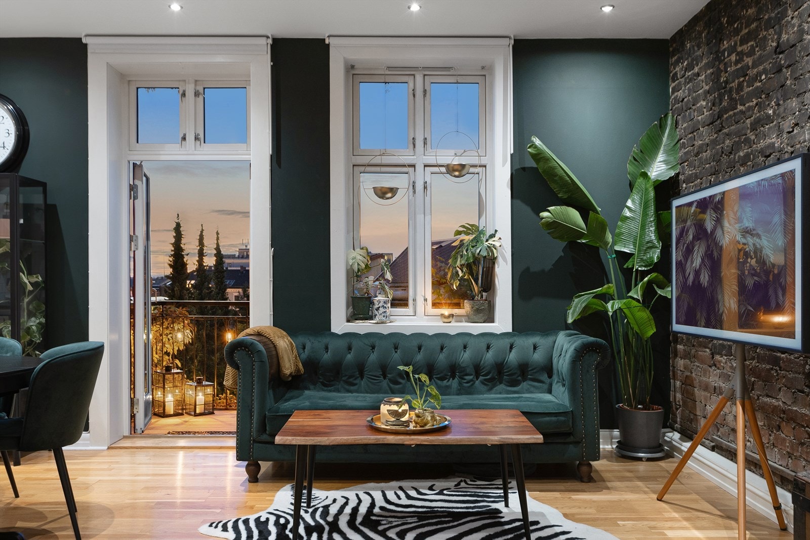 Store gode vindusposter samt utgang til balkong Galleribilde