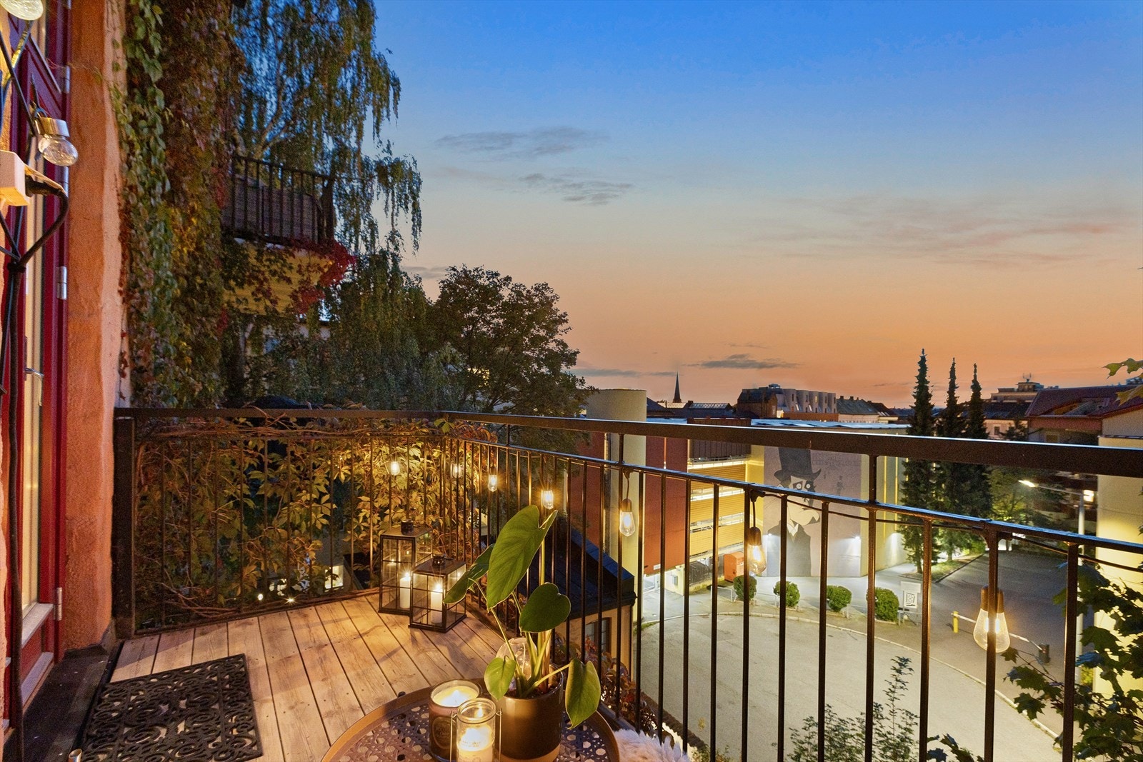 Balkongen har uttak til strøm. Sol fra ettermiddag til kveld. Galleribilde