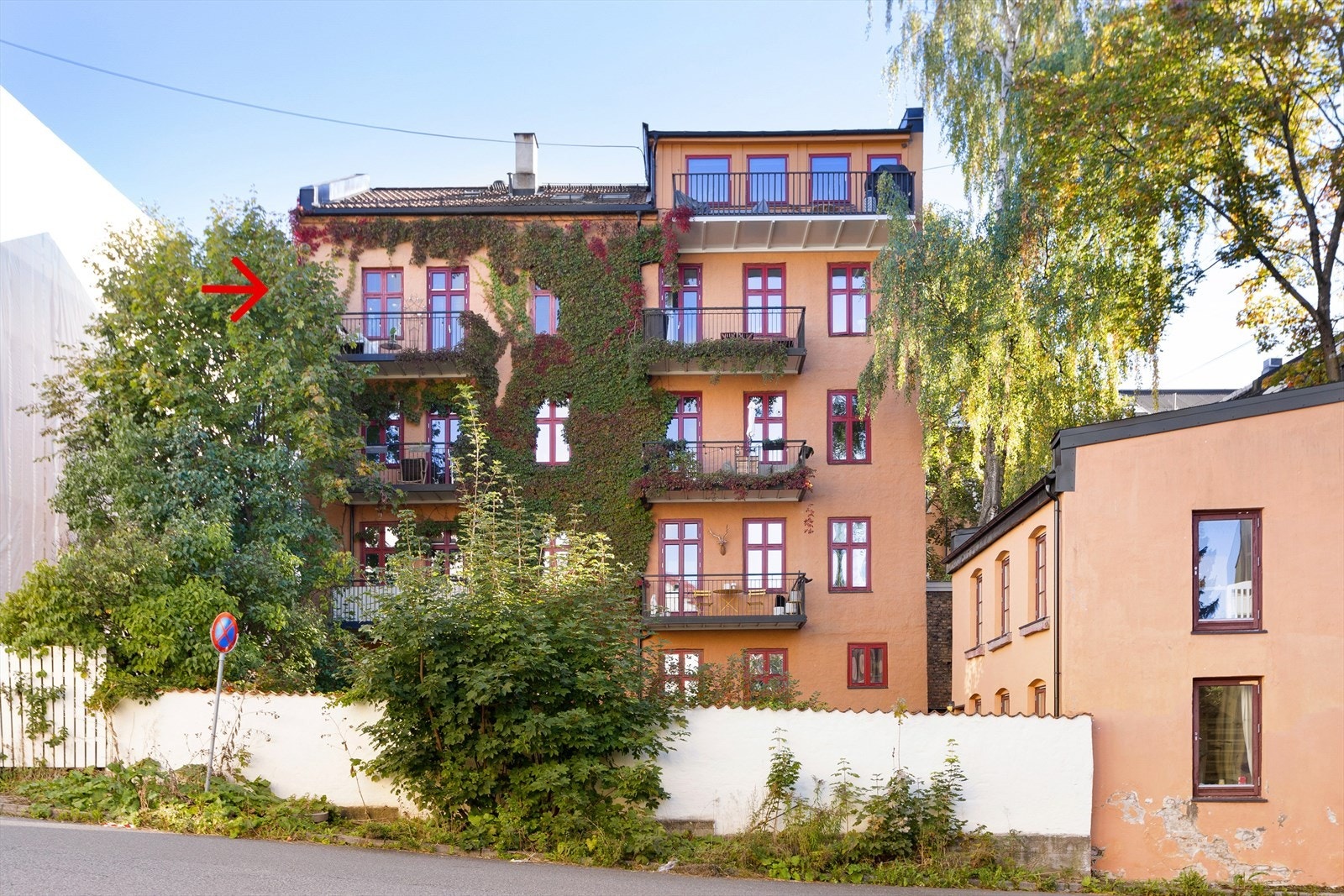 En flott fasade sett mot balkong Galleribilde