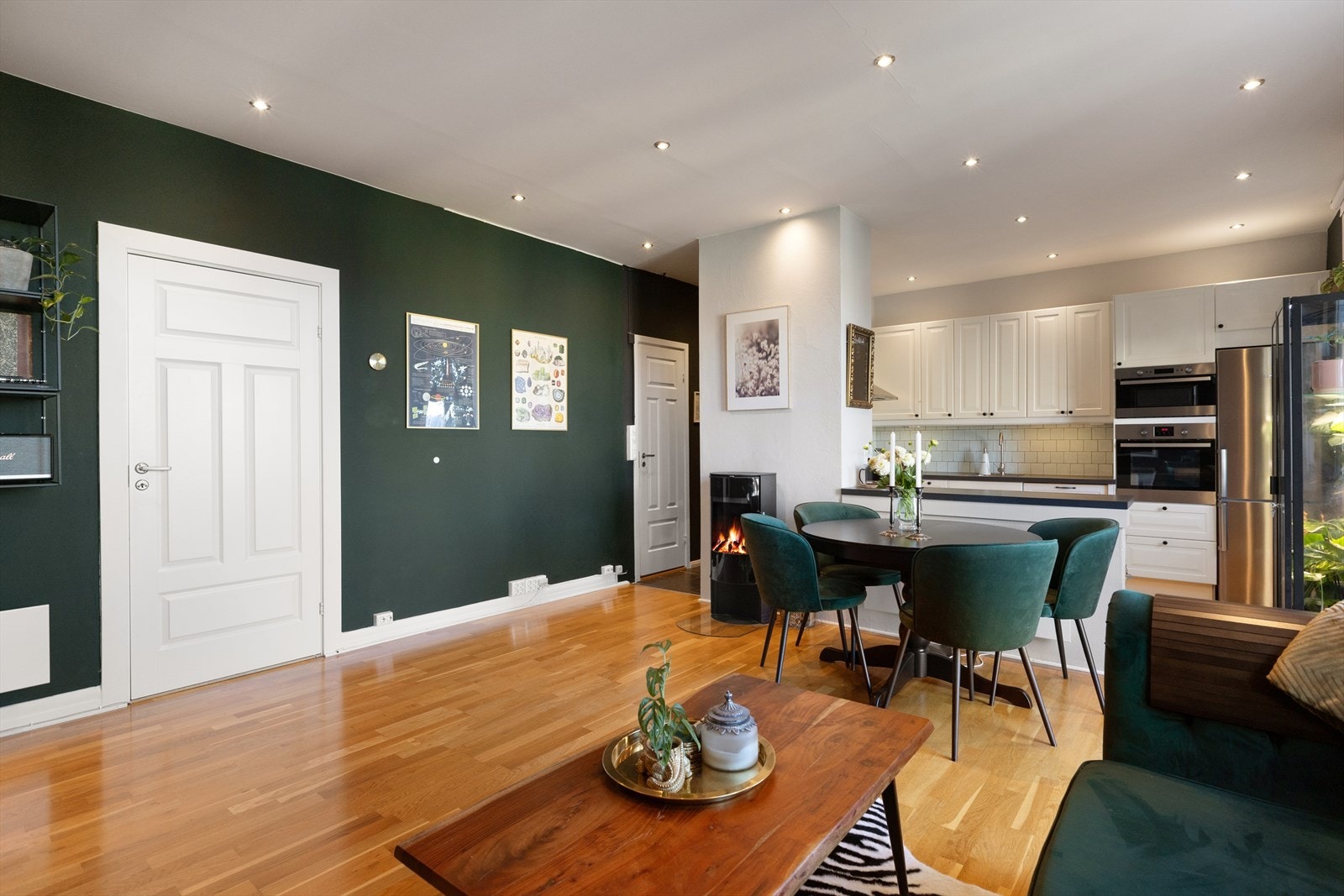 Romslig stue med god plass til sittegruppe og spisebord. Smart-radiatorer fra ADAX med wifi som kan styres fra mobilen eller scheduleres Galleribilde