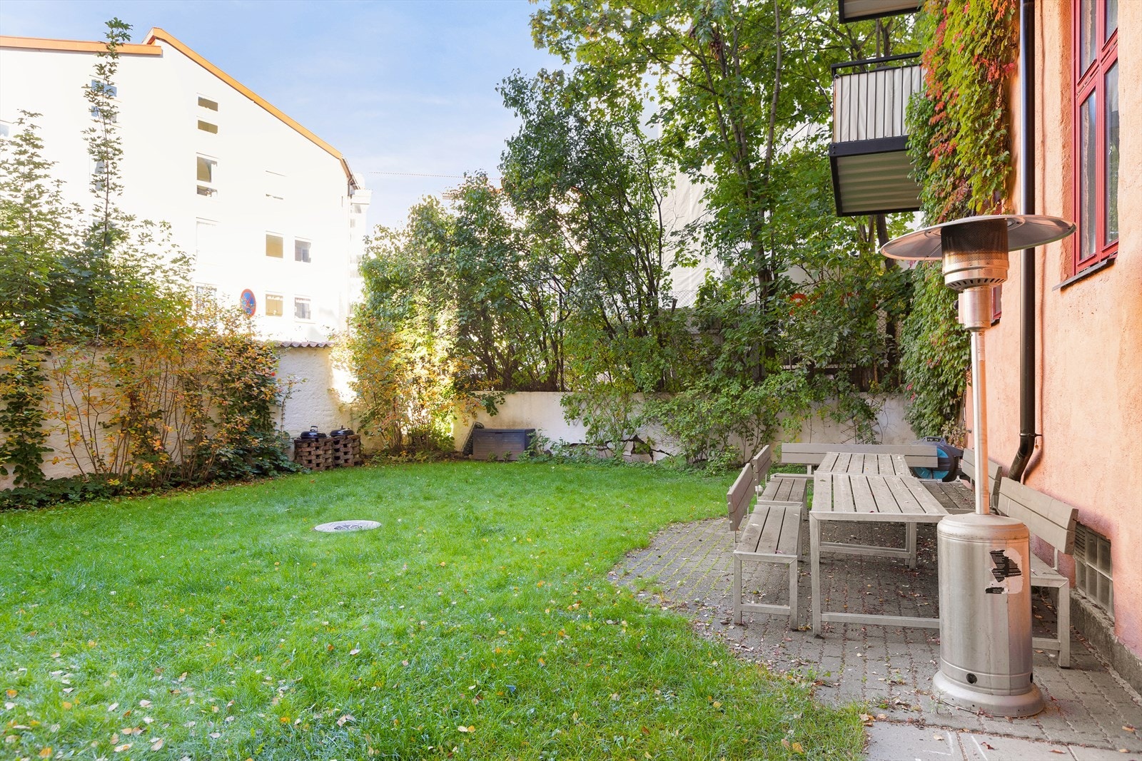 Beliggenheten er veldig god da bygget er skjermet for bråk fra både Sandakerveien og Christies gate. B-bygget ligger inni en gård som er felles med A. Hage er skjermet med mur og er derfor uforstyrret. Galleribilde