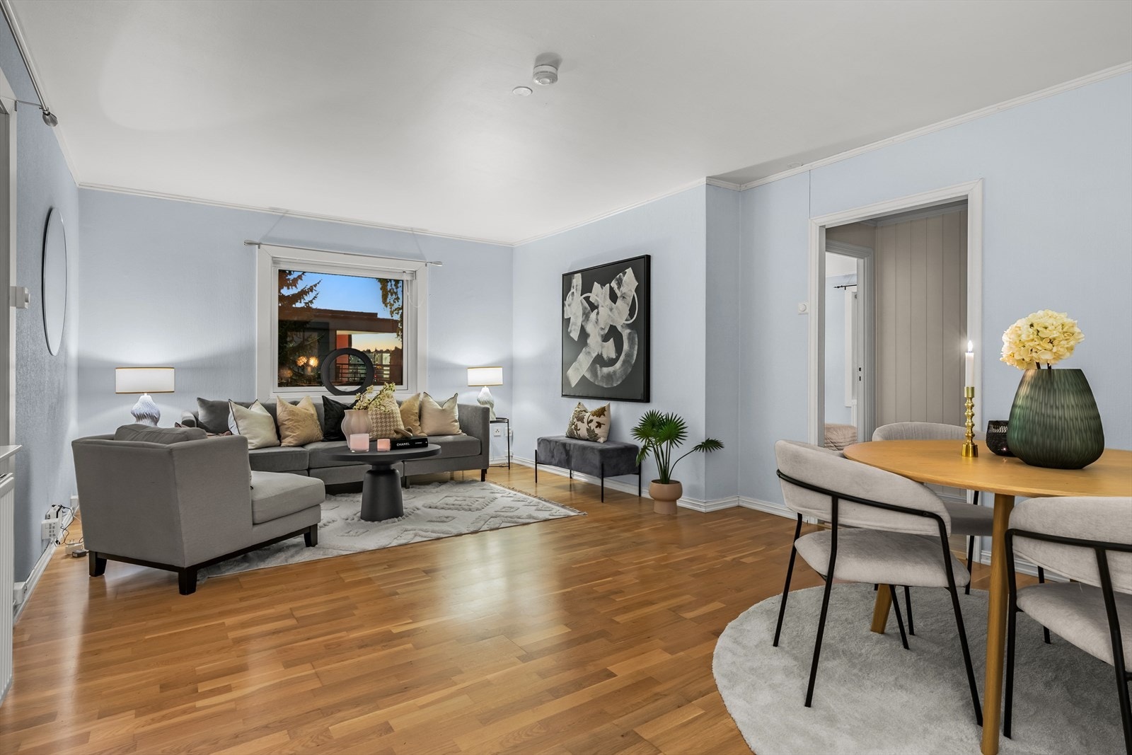 Det er trestavs parkett på gulv. Galleribilde