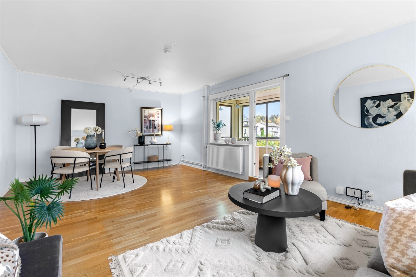 Det er videre plass til et stort spisebord hvor en bedre middag kan nytes sammen med det inviterte selskapet. Galleribilde