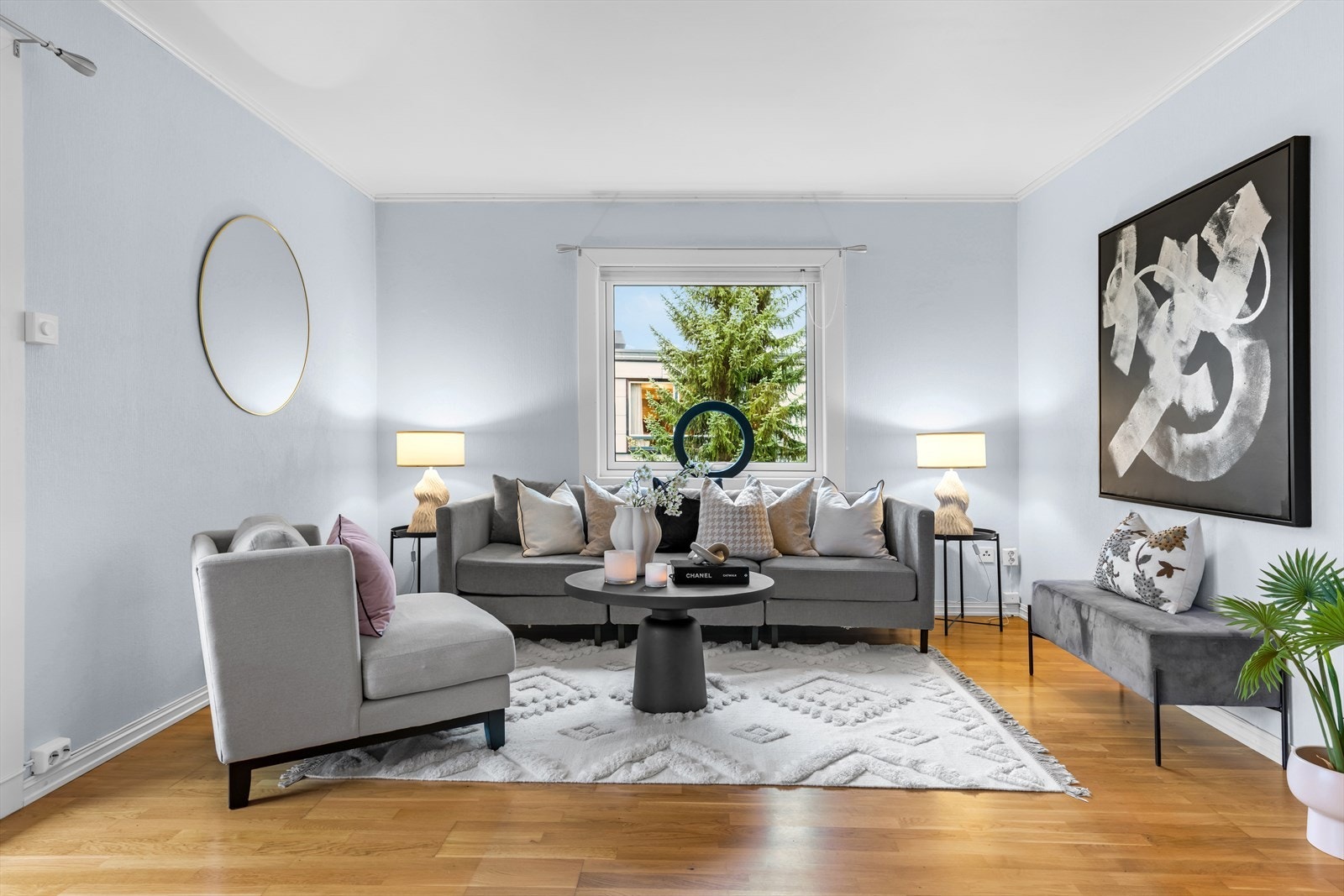 Stuen har god plass til en hyggelig sofagruppe og ønsket medie-/oppbevaringsmøblement. Galleribilde