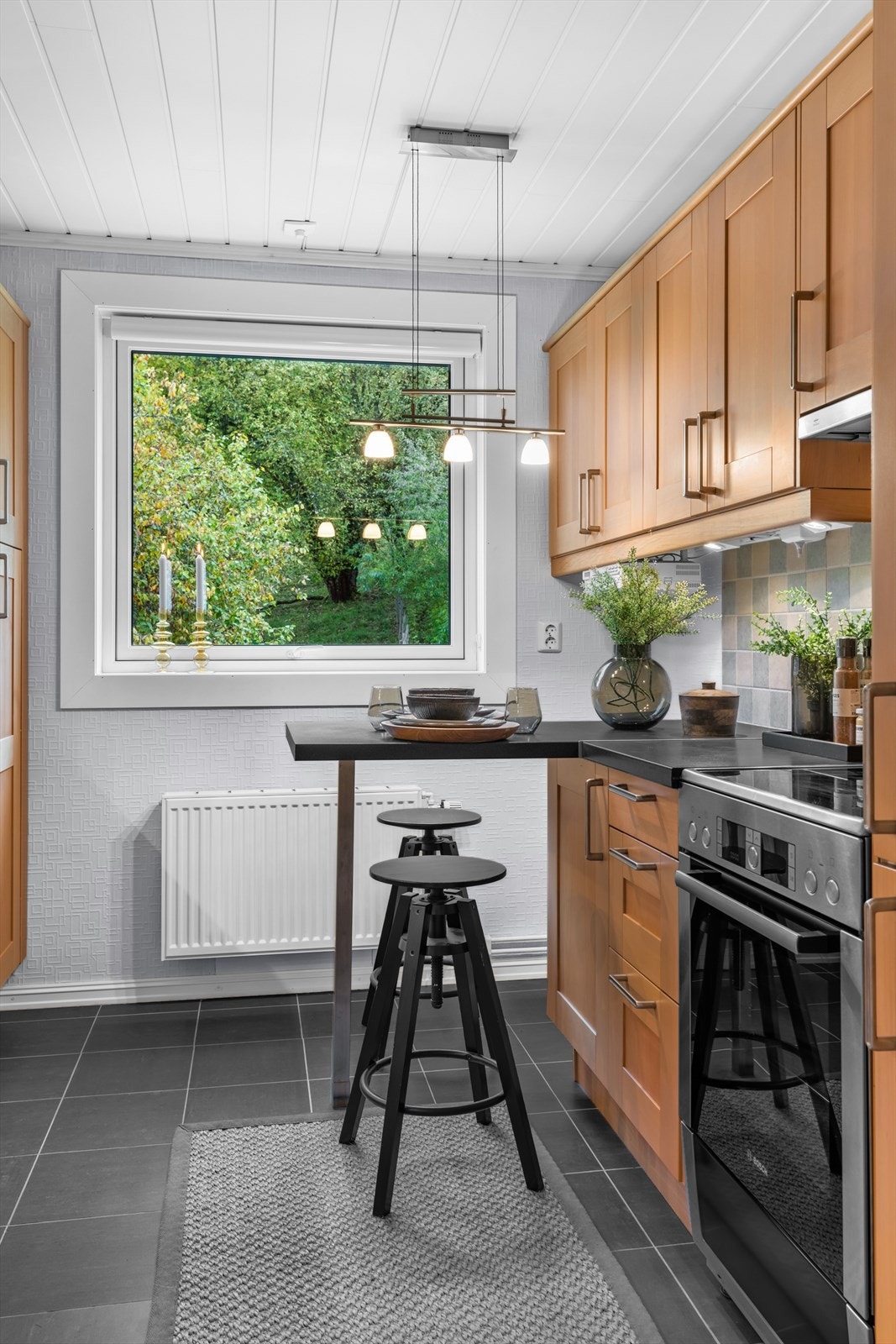 På kjøkkenet er det en hyggelig frokostplass. Galleribilde