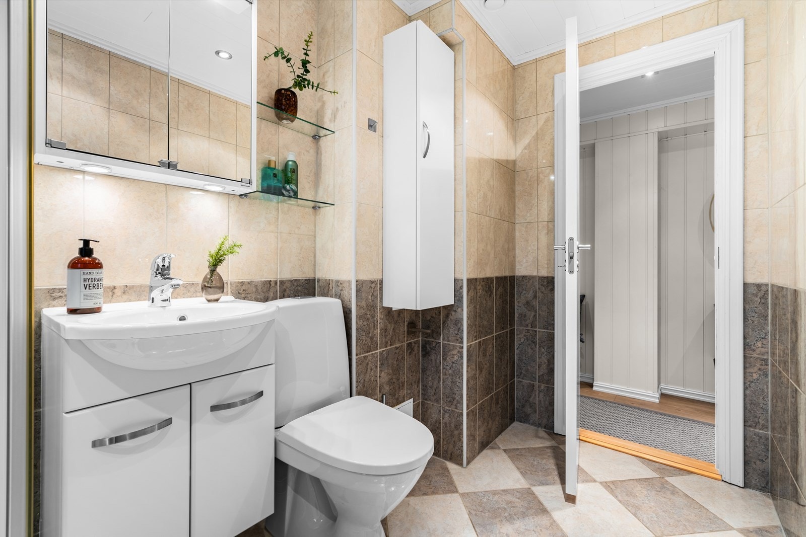 Badet er videre utstyrt med dusjkabinett, servant og gulvstående klosett. Det er plass og opplegg for vaskemaskin. Galleribilde