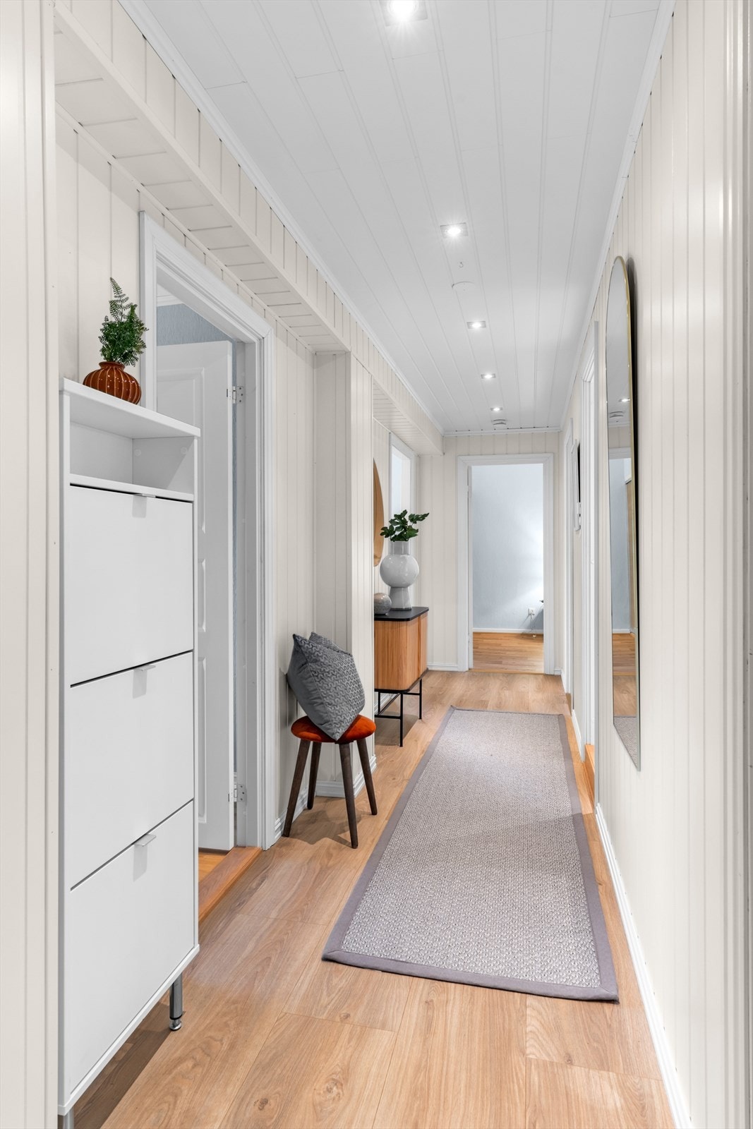 Her ønskes du velkommen inn til en romslig gang med god plass for oppheng av yttertøy. Galleribilde