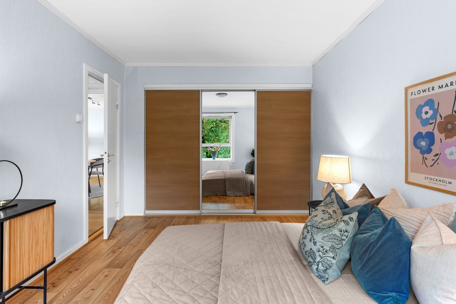 Klær kan pent ryddes bort i et romslig garderobeskap. Galleribilde