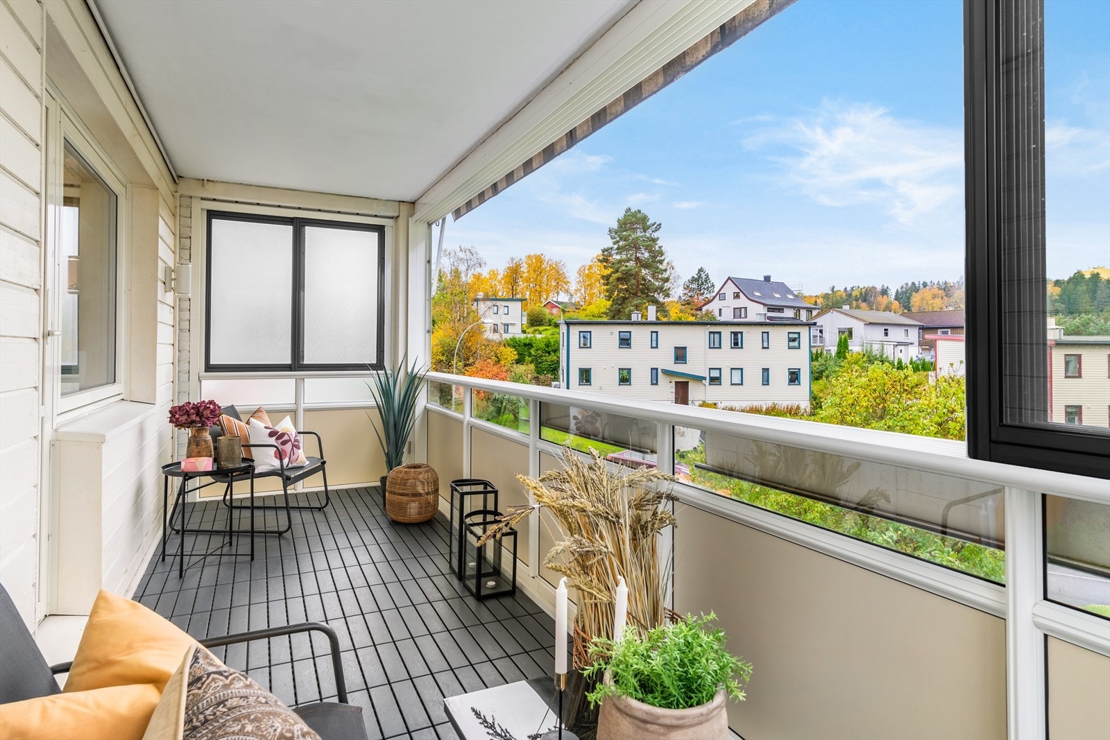 Fra stuen er det adkomst til en vestvendt innglasset balkong på ca. 11 m². Galleribilde