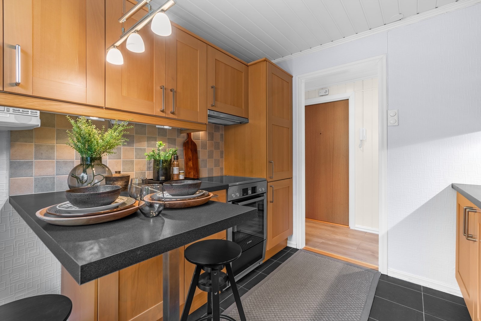 Det er rikelig med lagringsplass i skap og skuffer. Galleribilde