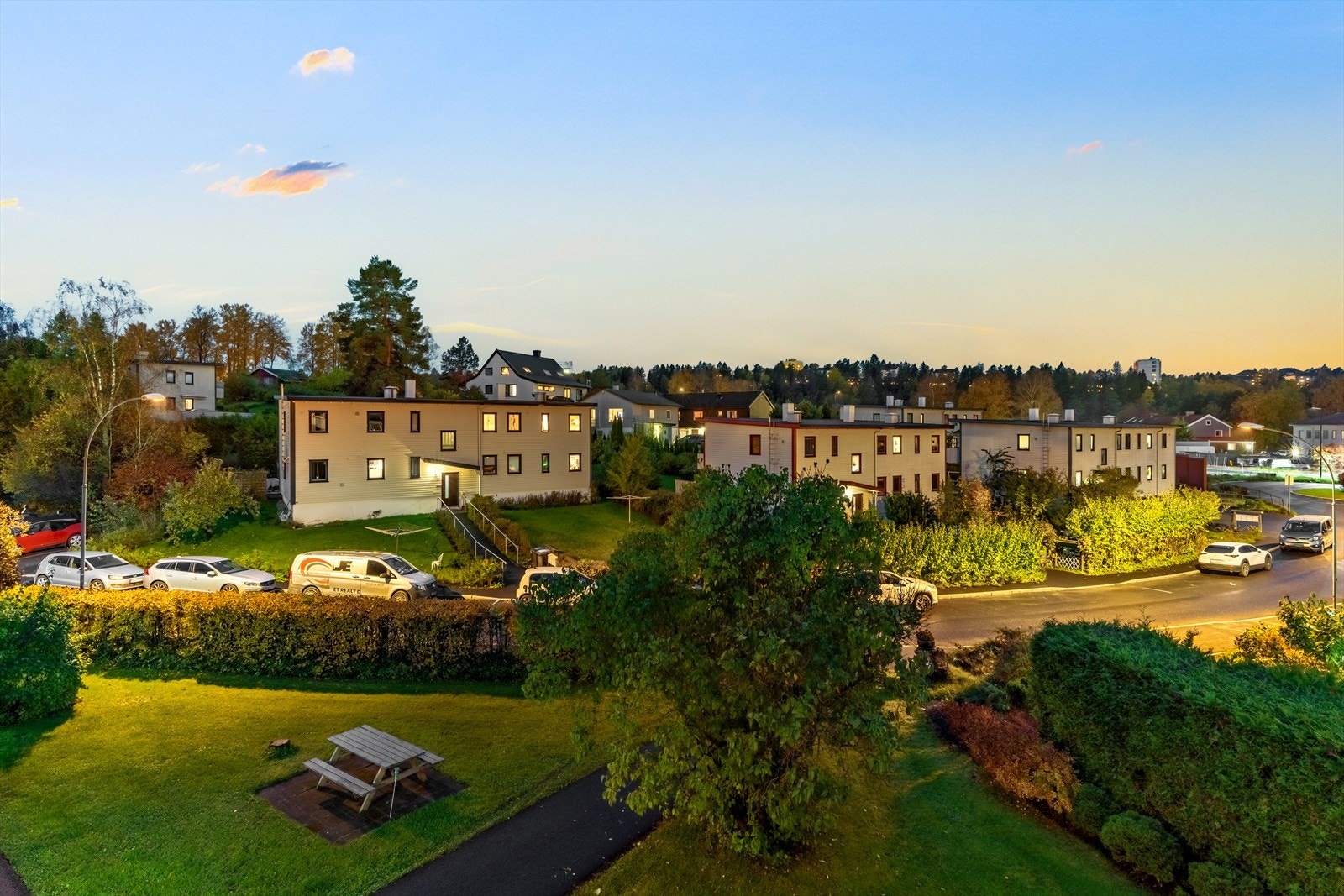 Fellestomten er meget barnevennlig med store grøntarealer og er pent opparbeidet med plen, diverse beplantning, lekeplass, sittebenker, asfalterte arealer og gjerde. Galleribilde