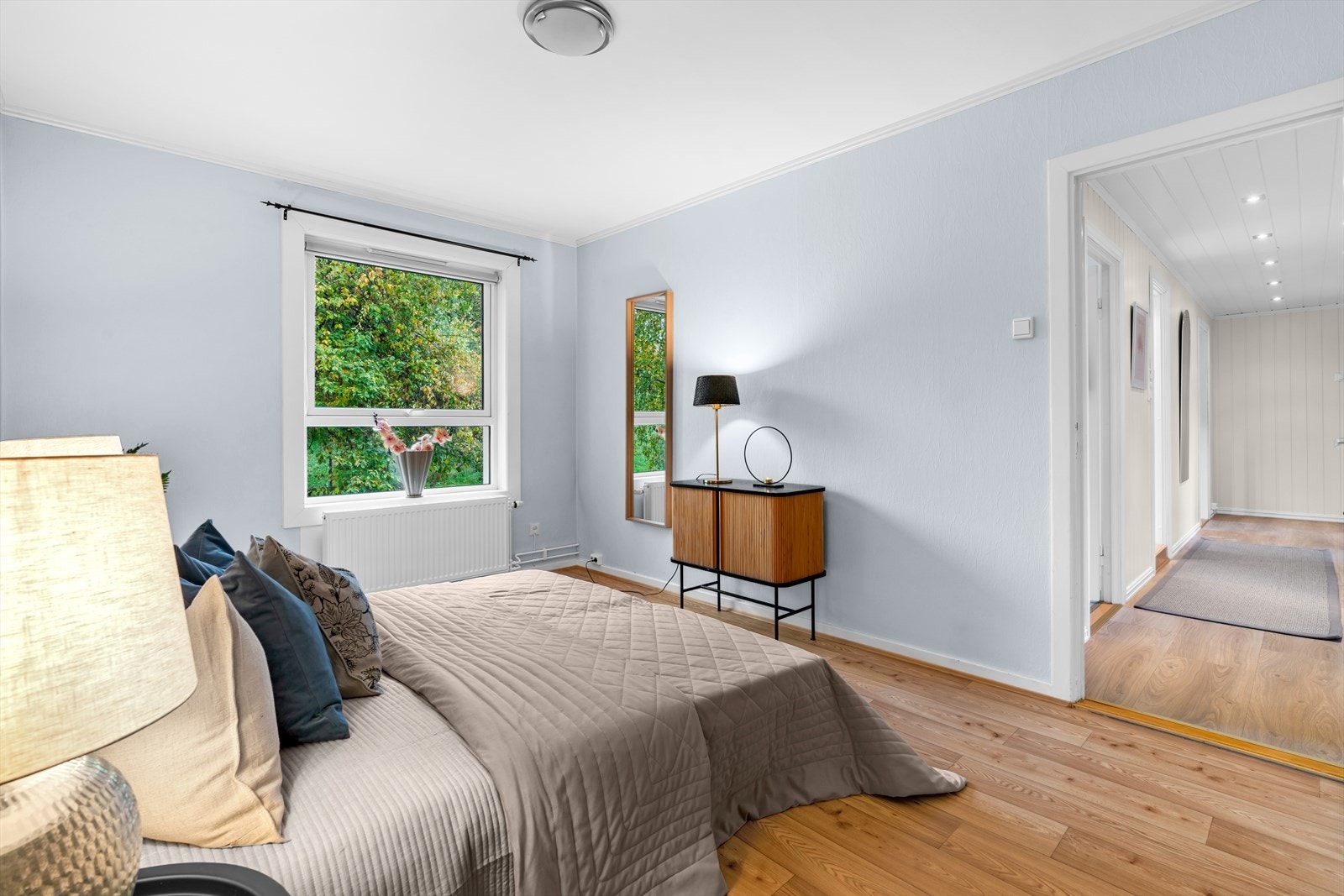 Hovedsoverommet er av god størrelse med plass til en dobbeltseng, tilhørende nattbord og annet ønskelig møblement. Galleribilde