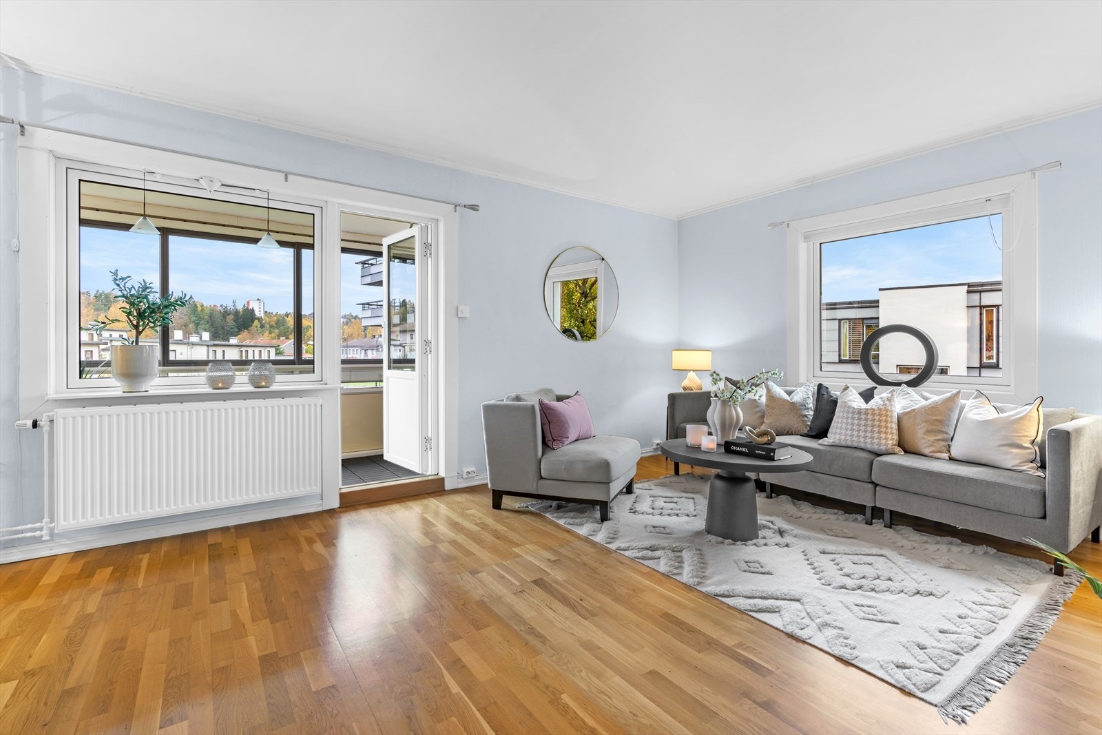 Flott endeleilighet med store vindusflater som slipper inn godt med lys å skaper en luftig og fin atmosfære i rommet. Galleribilde