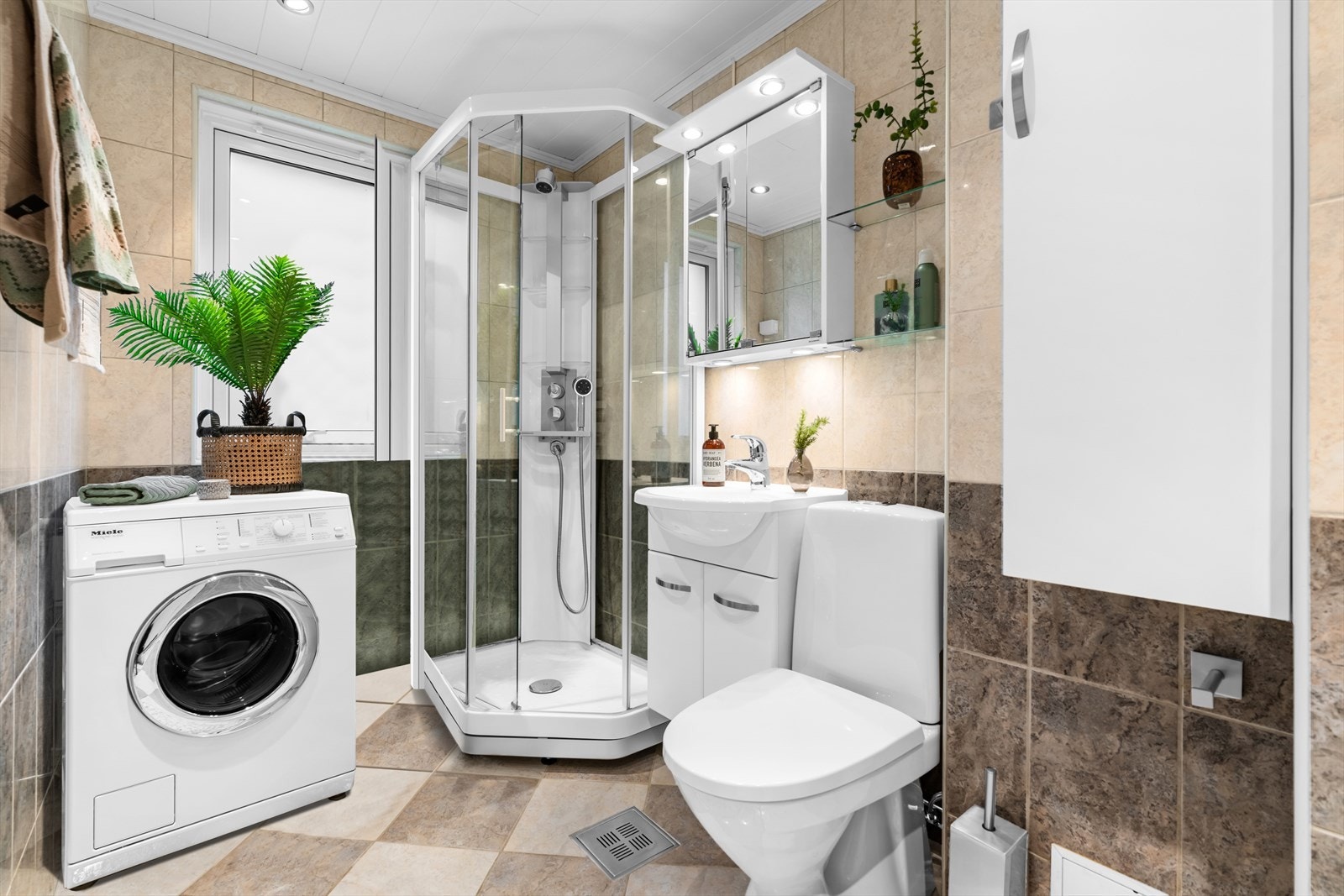 Flislagt baderom med varmekabler i gulvstøp gulv og malt himling. Badet er ifølge boets representant pusset opp i ca. 2011. Galleribilde