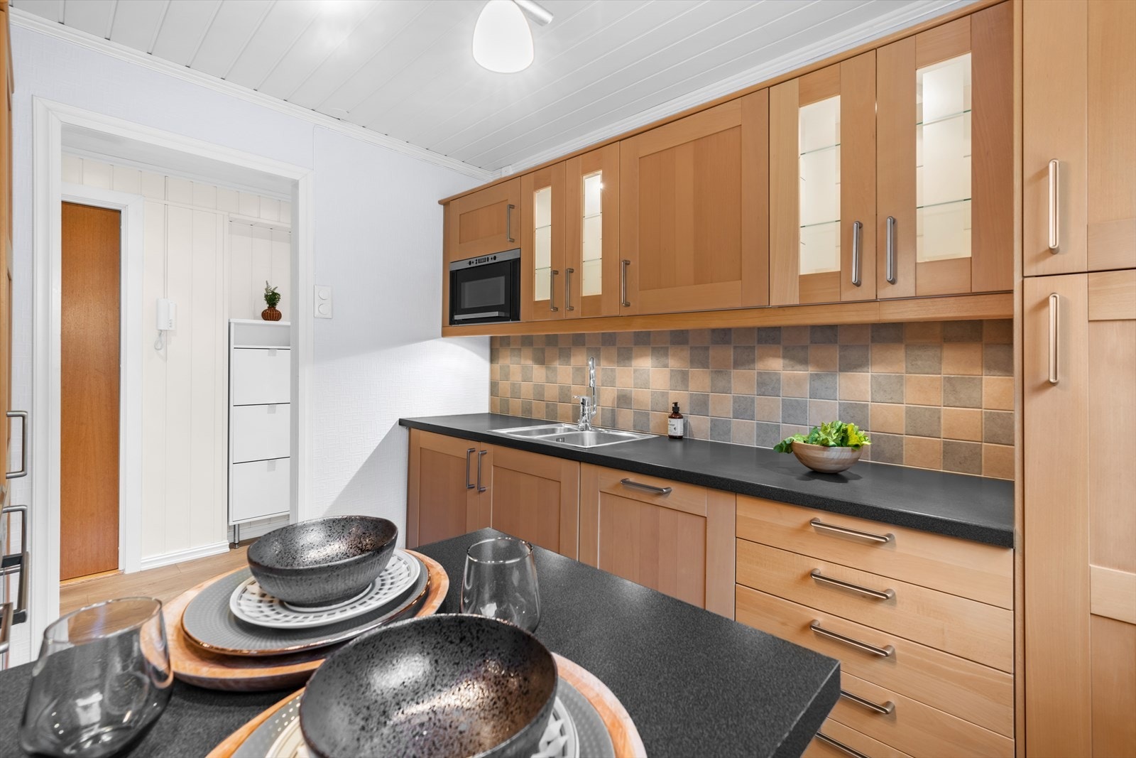 Hvitevarer som oppvaskmaskin. Stekeovn, keramisk topp, mikro, oppvaskmaskin og kjøl/frys er integrert i innredningen. Galleribilde