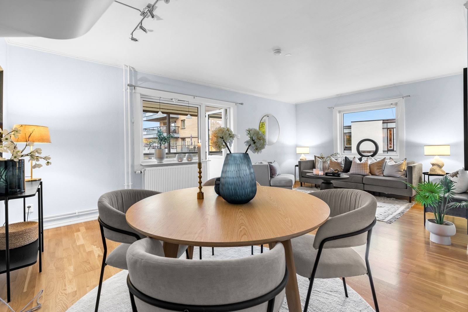 Dette er en lys og romslig 4-roms endeleilighet i byggets 2. etasje. Galleribilde