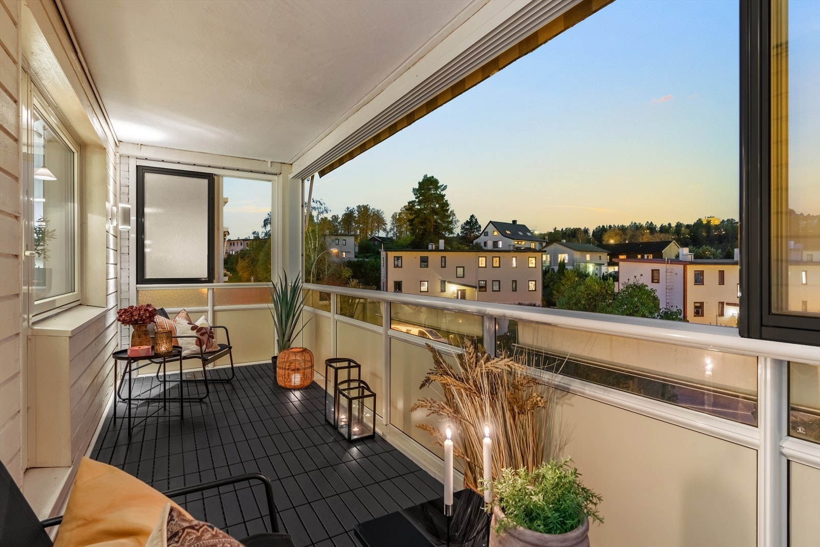 Balkongen har markise og utelys. Galleribilde