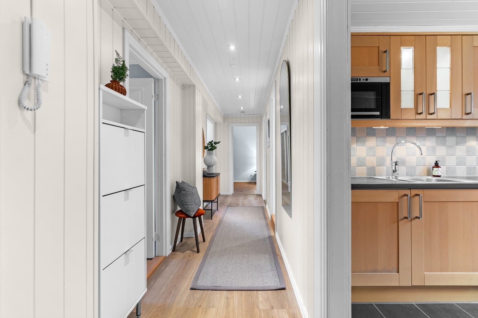 Kjøkkenet ligger praktisk plassert i et eget rom. Galleribilde